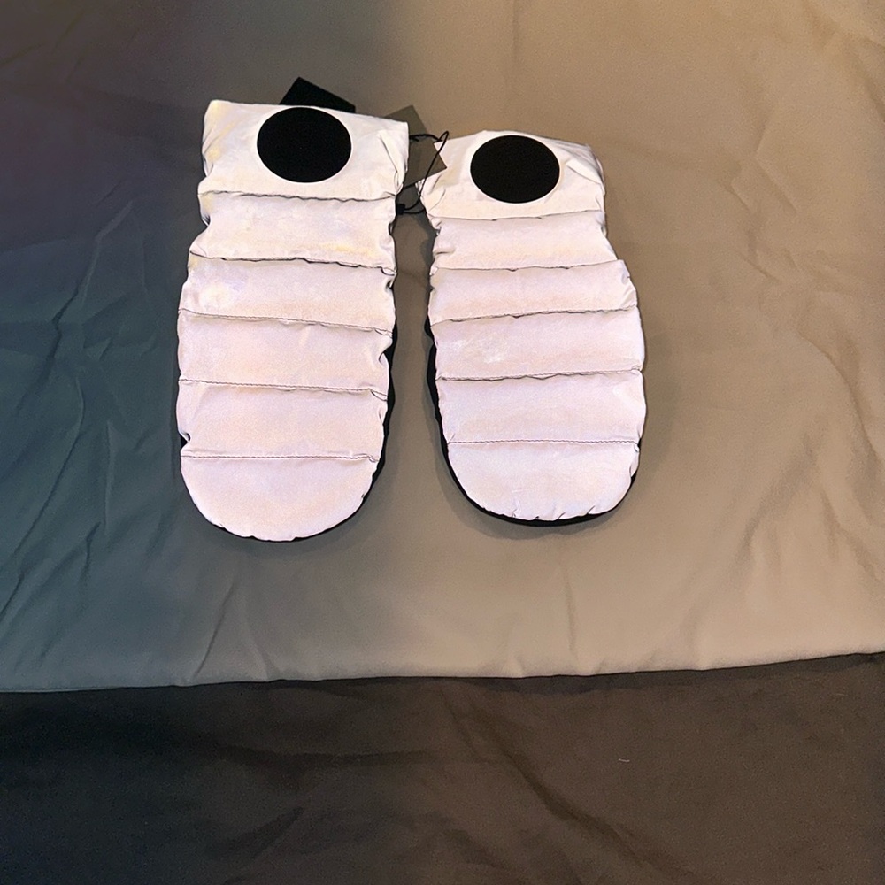 New with tags Canada goose down lined mittens, size small. Color silver/blk